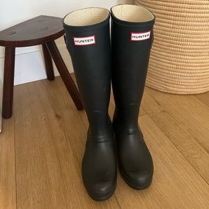 Hunter tall navy blue rain boot size 6